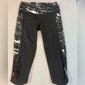 Athleta cropped knee length capris leggings. Size XS.